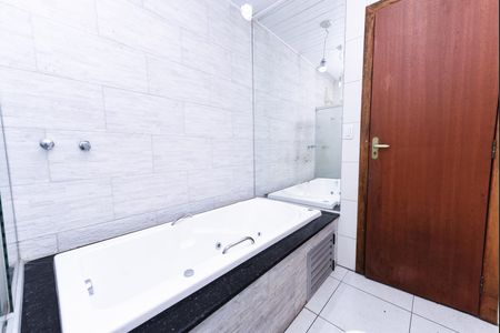 Casa para alugar com 360m², 4 quartos e 4 vagasBanheiro da Suíte 1- Banheira