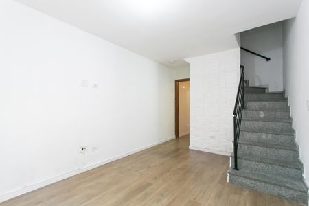 Sala de casa de condomínio para alugar com 2 quartos, 56m² em Vila Curuçá Velha, São Paulo