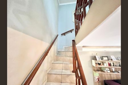 Escada de casa para alugar com 3 quartos, 165m² em Jardim Vista Alegre, São Paulo