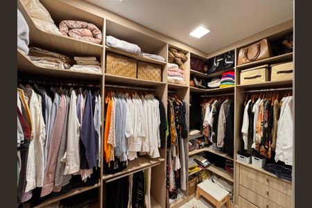 Casa de condomínio à venda com 340m², 4 quartos e 3 vagasSuíte 3 (Master) - Closet