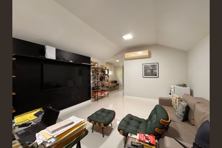 Casa de condomínio à venda com 340m², 4 quartos e 3 vagasSala de TV