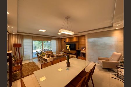 Casa de condomínio à venda com 340m², 4 quartos e 3 vagasSala