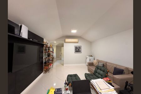 Casa de condomínio à venda com 340m², 4 quartos e 3 vagasSala de TV