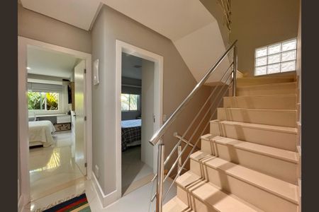 Casa de condomínio à venda com 340m², 4 quartos e 3 vagasEscada