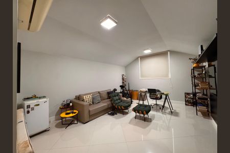 Casa de condomínio à venda com 340m², 4 quartos e 3 vagasSala de TV