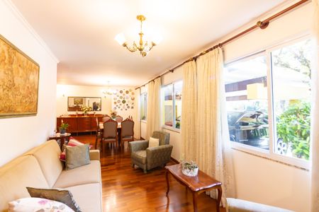 Casa à venda com 446m², 4 quartos e 3 vagas Casa à venda com 446m², 4 quartos e 3 vagasSala