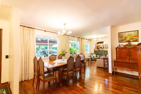 Casa à venda com 446m², 4 quartos e 3 vagas Casa à venda com 446m², 4 quartos e 3 vagasSala