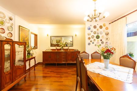 Casa à venda com 446m², 4 quartos e 3 vagas Casa à venda com 446m², 4 quartos e 3 vagasSala