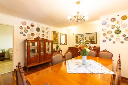 Casa à venda com 446m², 4 quartos e 3 vagas Casa à venda com 446m², 4 quartos e 3 vagasSala