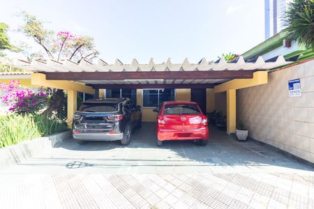 Casa à venda com 446m², 4 quartos e 3 vagas Casa à venda com 446m², 4 quartos e 3 vagasFachada