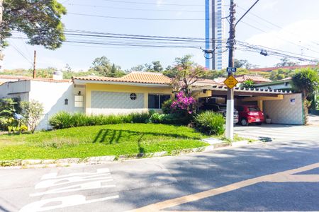 Casa à venda com 446m², 4 quartos e 3 vagas Casa à venda com 446m², 4 quartos e 3 vagasFachada