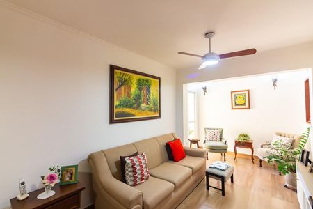 Casa à venda com 446m², 4 quartos e 3 vagas Casa à venda com 446m², 4 quartos e 3 vagasSala