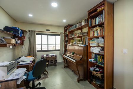 Casa de condomínio à venda com 1250m², 3 quartos e 3 vagasEscritório