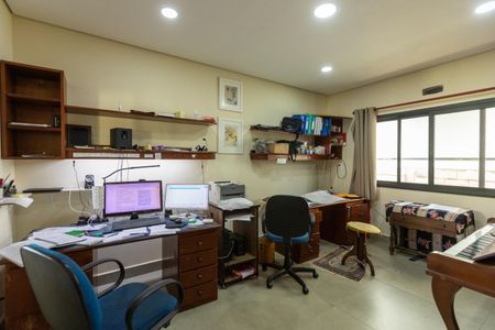 Casa de condomínio à venda com 1250m², 3 quartos e 3 vagasEscritório