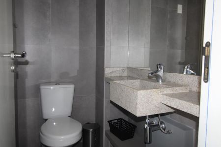 Banheiro de kitnet/studio para alugar com 0 quarto, 24m² em Mont’serrat, Porto Alegre