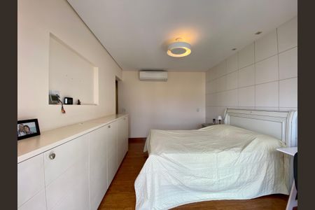 Apartamento à venda com 245m², 4 quartos e 4 vagasQuarto
