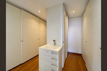 Apartamento à venda com 245m², 4 quartos e 4 vagasCloset