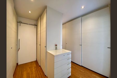 Apartamento à venda com 245m², 4 quartos e 4 vagasCloset