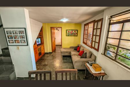 Casa à venda com 105m², 4 quartos e 2 vagasSala