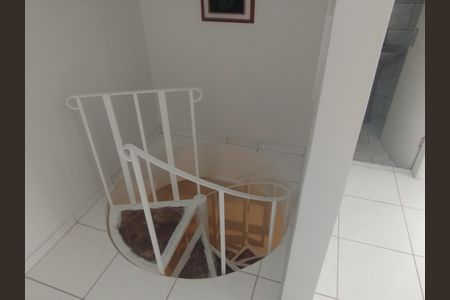 Apartamento à venda com 130m², 2 quartos e 2 vagas Apartamento à venda com 130m², 2 quartos e 2 vagasEscada