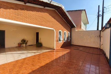 Casa à venda com 100m², 2 quartos e 3 vagasQuintal - Garagem