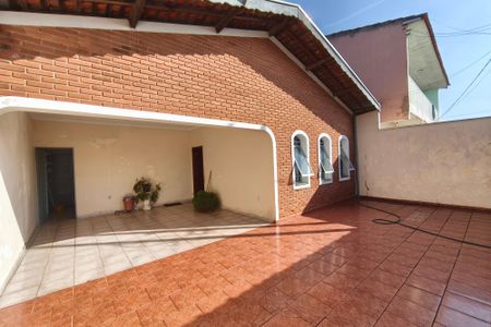 Casa à venda com 100m², 2 quartos e 3 vagasQuintal - Garagem