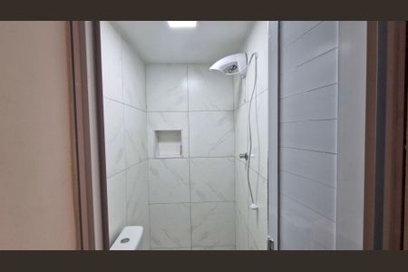 Banheiro social de kitnet/studio para alugar com 1 quarto, 13m² em Jardim Taquaral, São Paulo