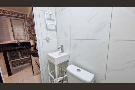 Banheiro social de kitnet/studio para alugar com 1 quarto, 13m² em Jardim Taquaral, São Paulo