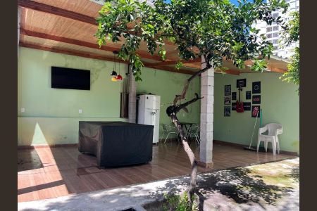 Casa à venda com 382m², 5 quartos e 3 vagasFoto 01