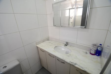 Banheiro de kitnet/studio para alugar com 1 quarto, 40m² em Vila Itapura, Campinas