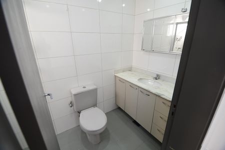 Banheiro de kitnet/studio para alugar com 1 quarto, 40m² em Vila Itapura, Campinas