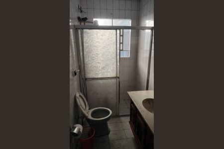 Banheiro de casa para alugar com 2 quartos, 69m² em Jardim Maia, São Paulo