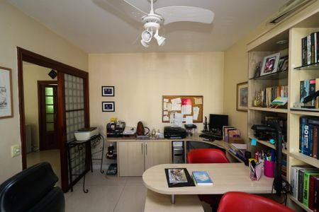 Casa à venda com 274m², 5 quartos e 4 vagasEscritório