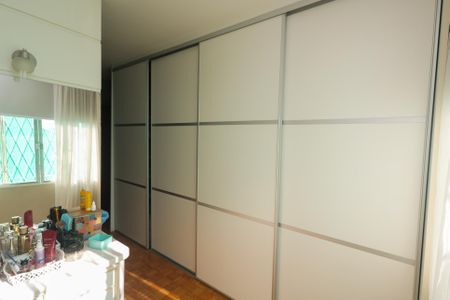 Casa à venda com 274m², 5 quartos e 4 vagasQuarto 2