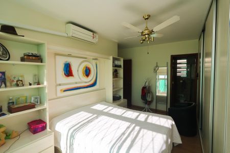 Casa à venda com 274m², 5 quartos e 4 vagasQuarto Suíte