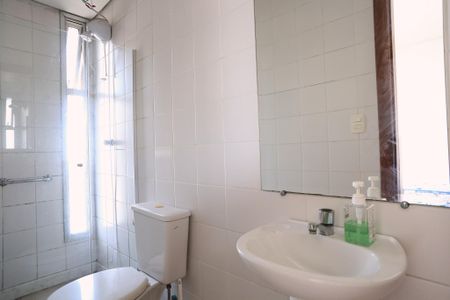 Banheiro de kitnet/studio para alugar com 1 quarto, 32m² em Centro, Belo Horizonte