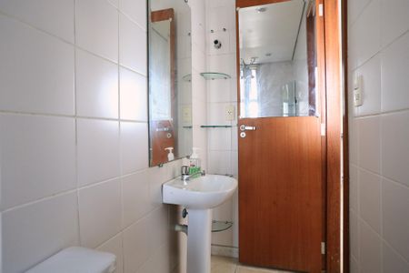 Banheiro de kitnet/studio para alugar com 1 quarto, 32m² em Centro, Belo Horizonte