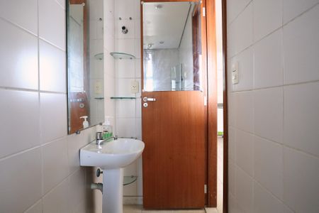 Banheiro de kitnet/studio para alugar com 1 quarto, 32m² em Centro, Belo Horizonte