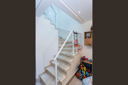 Casa à venda com 150m², 3 quartos e 2 vagasEscada