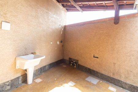 Casa à venda com 120m², 2 quartos e 1 vagaQuintal