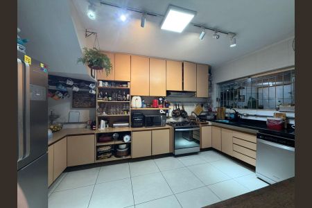 Casa à venda com 255m², 6 quartos e 5 vagas Casa à venda com 255m², 6 quartos e 5 vagasCozinha