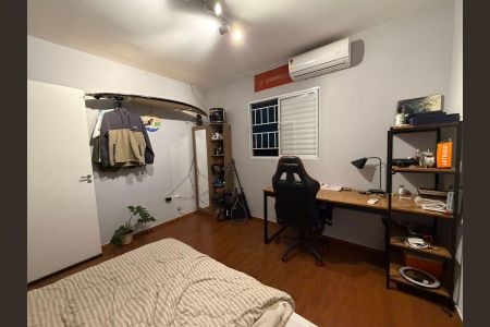 Casa à venda com 255m², 6 quartos e 5 vagas Casa à venda com 255m², 6 quartos e 5 vagasQuarto