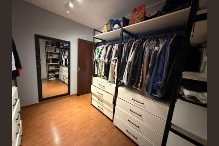 Casa à venda com 255m², 6 quartos e 5 vagas Casa à venda com 255m², 6 quartos e 5 vagasQuarto