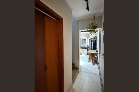 Casa à venda com 255m², 6 quartos e 5 vagas Casa à venda com 255m², 6 quartos e 5 vagasCorredor