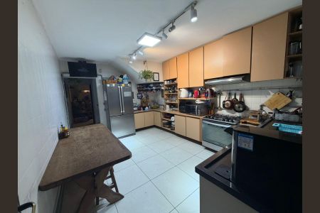Casa à venda com 255m², 6 quartos e 5 vagas Casa à venda com 255m², 6 quartos e 5 vagasCozinha