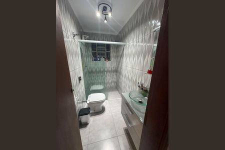 Casa à venda com 255m², 6 quartos e 5 vagas Casa à venda com 255m², 6 quartos e 5 vagasBanheiro