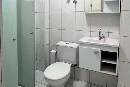 Banheiro de kitnet/studio para alugar com 1 quarto, 21m² em Ponta da Praia, Santos
