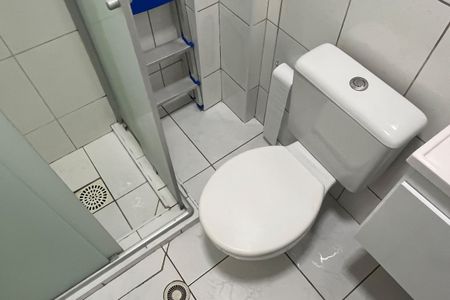 Banheiro de kitnet/studio para alugar com 1 quarto, 21m² em Ponta da Praia, Santos