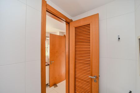 Apartamento para alugar com 163m², 3 quartos e 2 vagasBanheiro de serviço