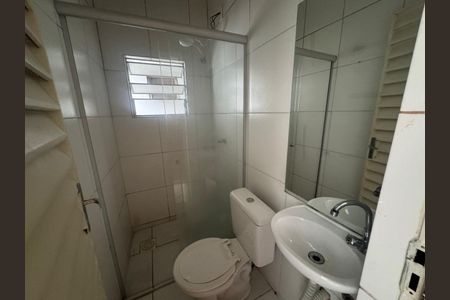 Banheiro de kitnet/studio para alugar com 1 quarto, 29m² em Centro, Belo Horizonte